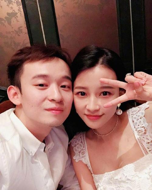 都说孙怡和李沁长得像当看到素颜照后却一个似大妈一个似少女