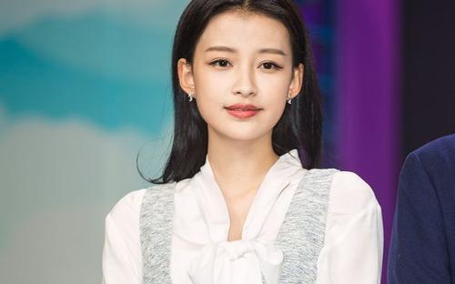 都说孙怡和李沁长得像当看到素颜照后却一个似大妈一个似少女