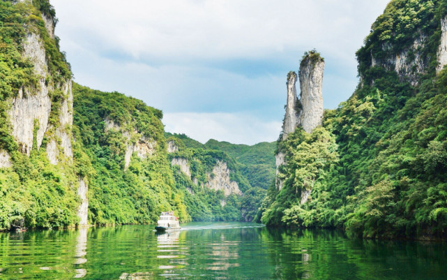 上舞阳河景区系国家级舞阳河景色名胜区十大景区之一,位于施秉县西北