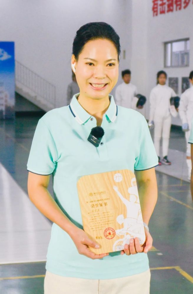云南昆明这位校长以体树人获奖50万姚明宣读颁奖词
