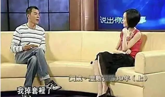 月光映水,微波荡漾,身着泳装的何晴缓缓起身,婀娜娉婷.