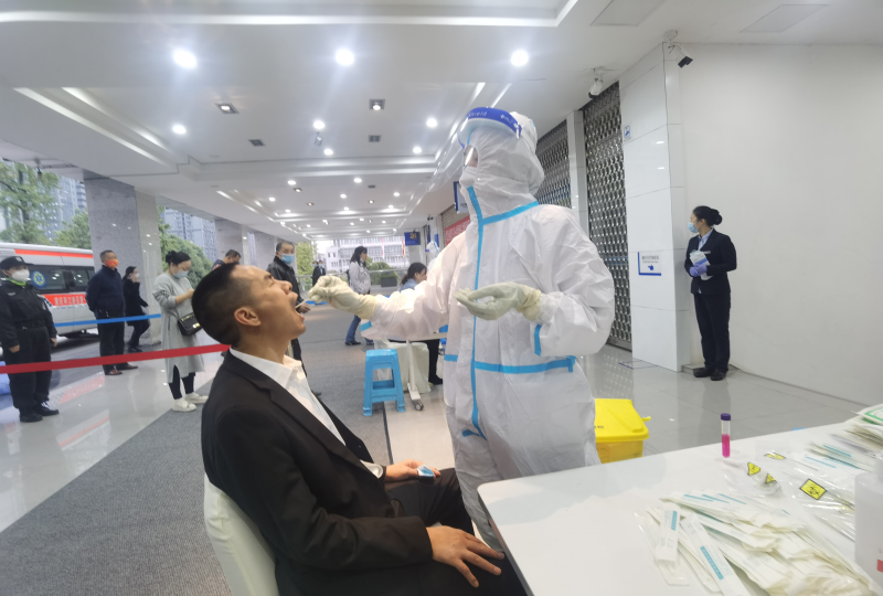 为此,医院将核酸采集点由3个增加至8个,并增派人手,提供24小时核酸