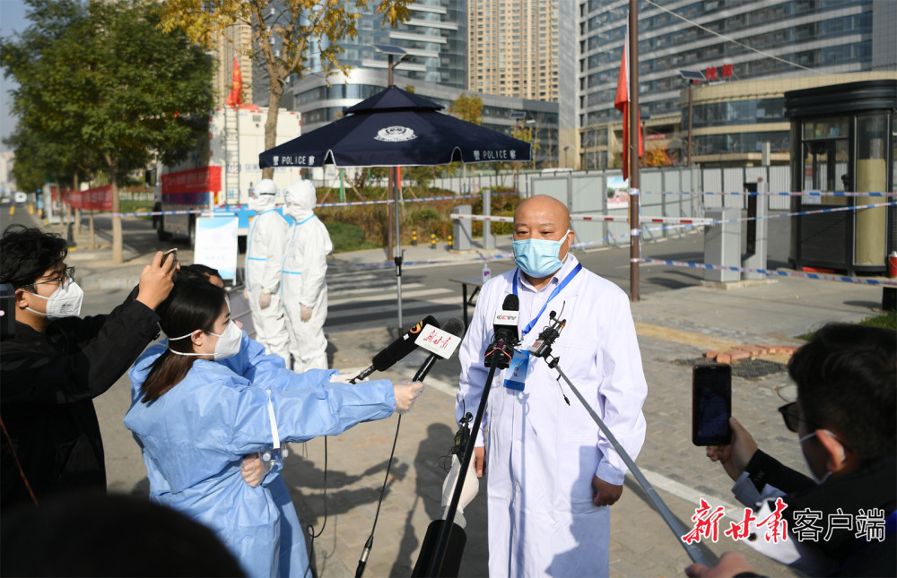 国务院联防联控机制综合组甘肃工作组专家郑瑞强介绍相关情况.