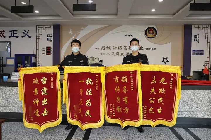 警察小哥收到4面锦旗,惊喜还在后面,阿姨说:还有8面在做