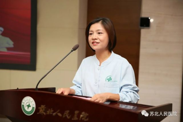 扬州市卫健委工会主席孙立红,我院院办主任徐捷为医技组形象大使代表