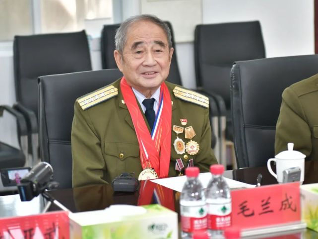 随后,老战士报告团团长毛兰成大校和报告团成员陈永先,曹京柱,张佑军