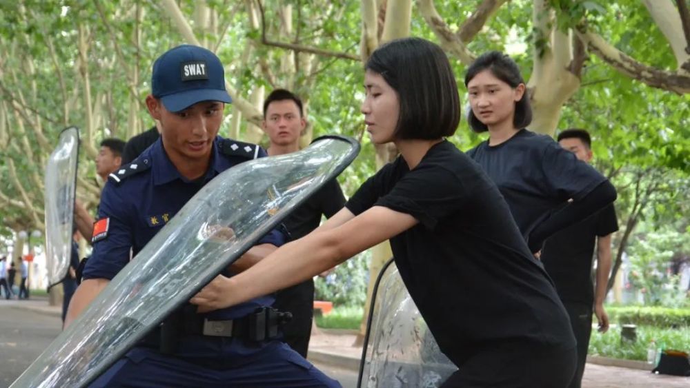 特警风采唐蕤铮铮铁骨好男儿