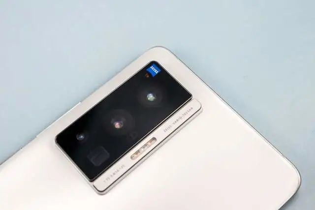 目前市面上白色手机相对较少,vivo x70 pro整个白色非常纯净,而且采用