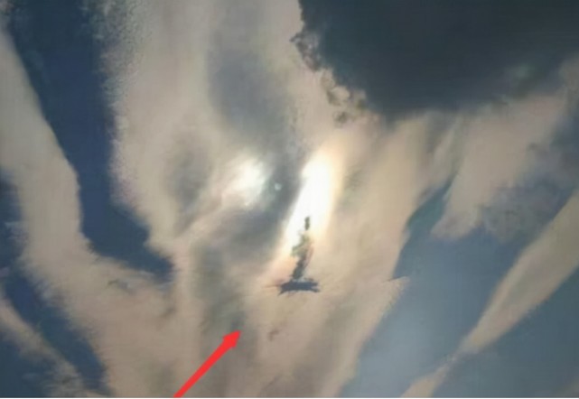 被眼前的一幕惊呆了,纷纷抬头向天空望去,只见云层中出现了一尊菩萨像