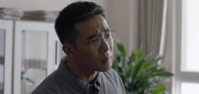 《小舍得》中,饰演了一位行为复杂的老师,名叫钟益