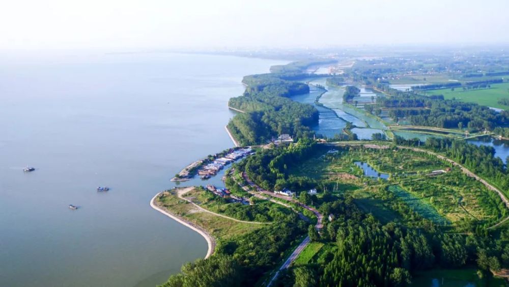 洪泽湖大堤,碧水连天,郁郁葱葱,信坝,周桥大塘,乾隆御碑等名胜古迹