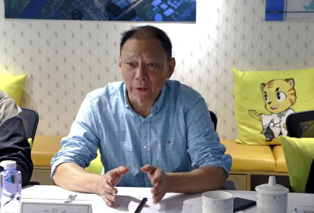 容德文化科技集团董事 武文彬与会领导在容德文化海浪吧合影