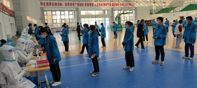 兰州新区舟曲中学学生有序进行核酸检测.兰州市教育局供图