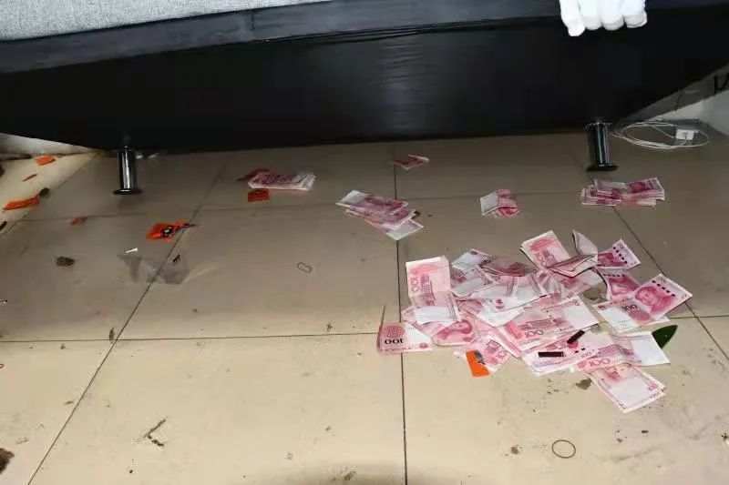 广东中山警方夜袭赌博窝点缴获22万元现金无人认领