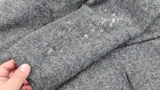 大衣上面一些有污渍的地方,特别是袖子,领子这些地方,就很容易会变脏