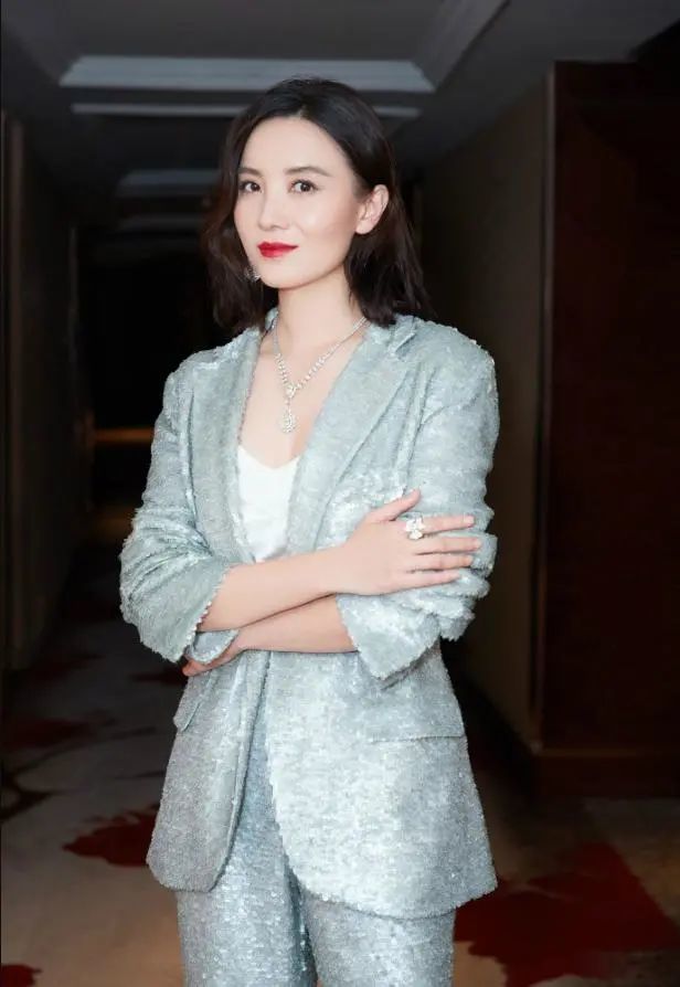 美女明星馆:宋佳,性感潇洒!