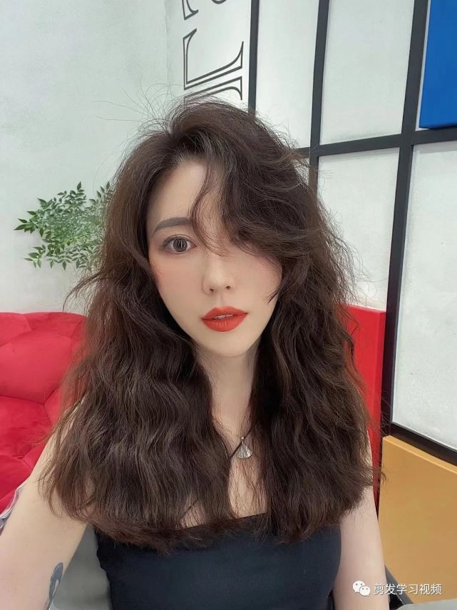 今年最火的发型,不管是短发,中长发,长发火的都是烫发过后的发型