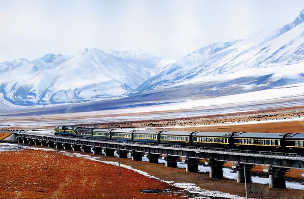 2003 年8月,青藏铁路铺架工程成功通过可可西里无人区;2002年5月,青藏