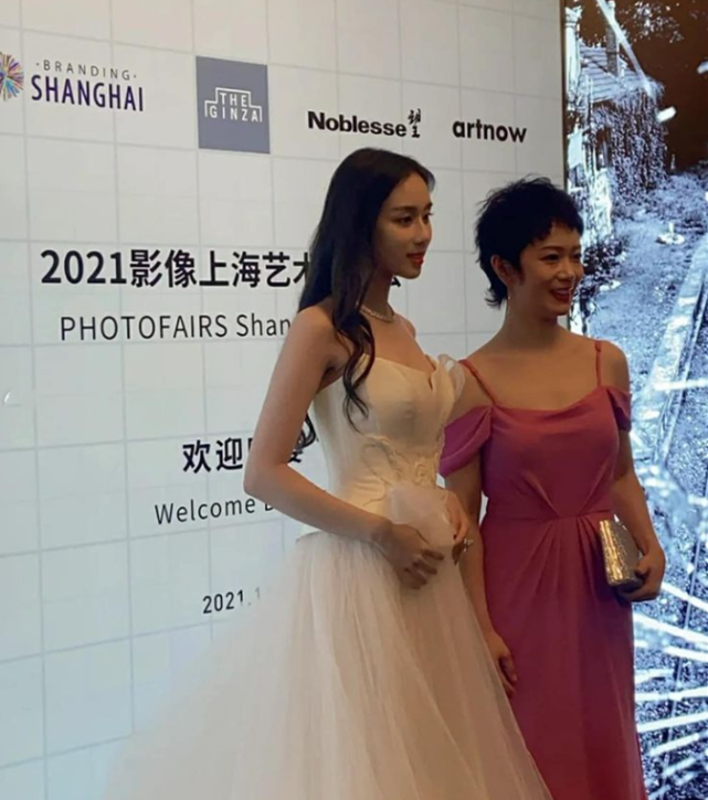何猷君妹妹何超欣出席活动,穿白色晚礼服秀妖娆身材