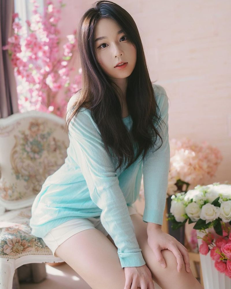 淡蓝色宽松上衣的长发可爱少女,洋溢着青春的气息