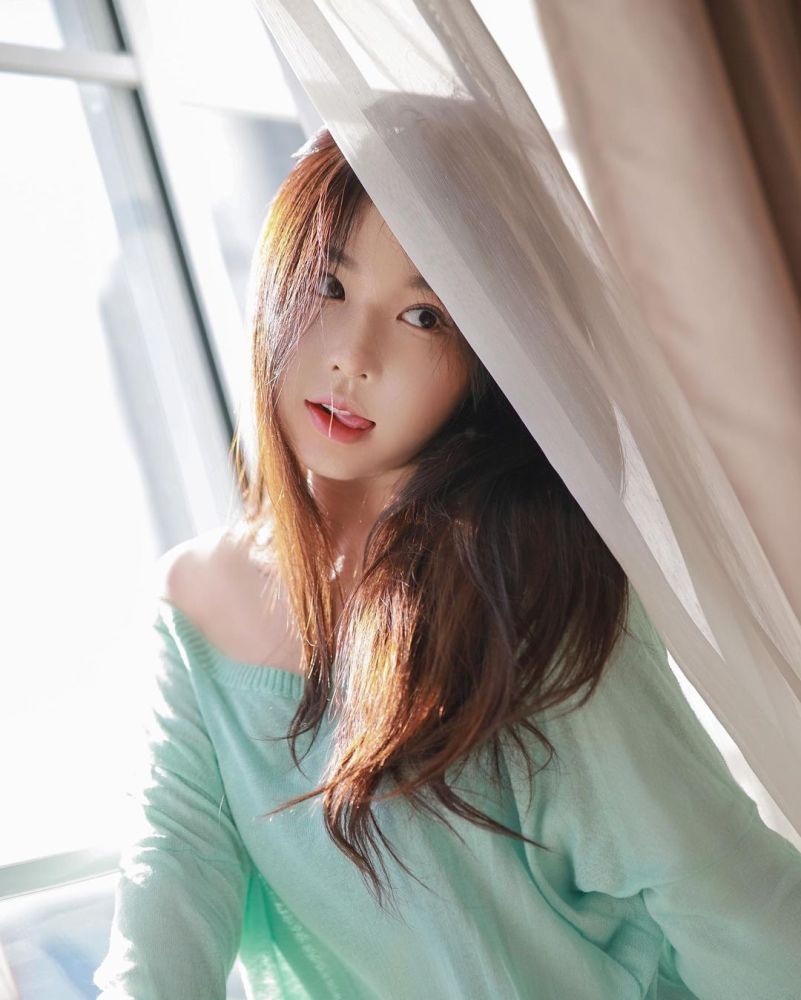 淡蓝色宽松上衣的长发可爱少女,洋溢着青春的气息