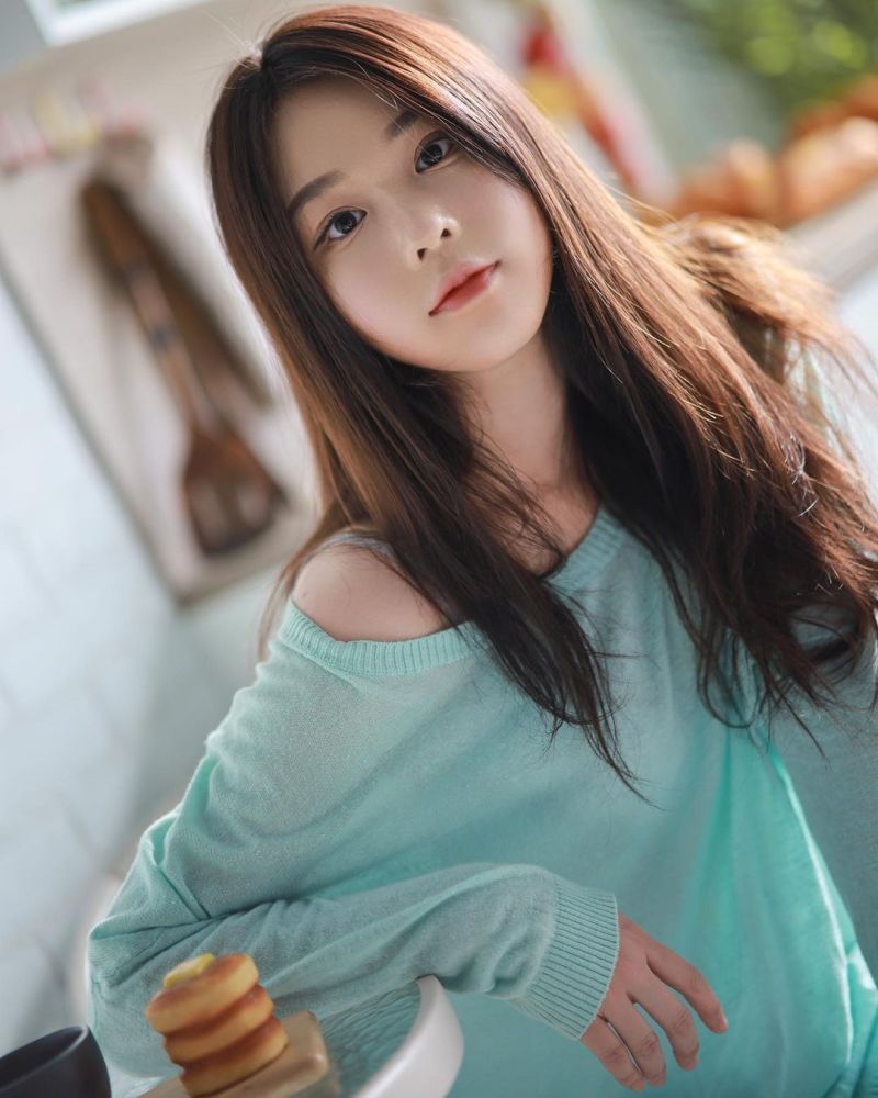 淡蓝色宽松上衣的长发可爱少女,洋溢着青春的气息