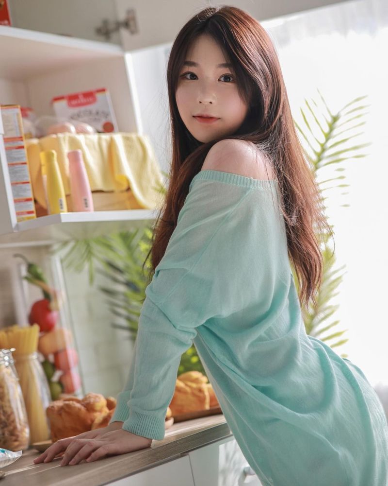淡蓝色宽松上衣的长发可爱少女,洋溢着青春的气息
