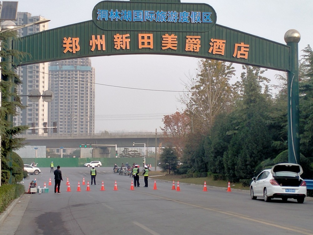 记者实探荥阳市贾峪镇:进出口全部封闭,禁止人员和车辆通行