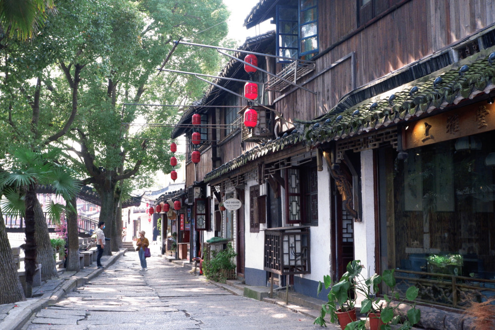 上海地区也有很多的老街古镇,但像朱家角这样历史久远,至今保留着浓郁
