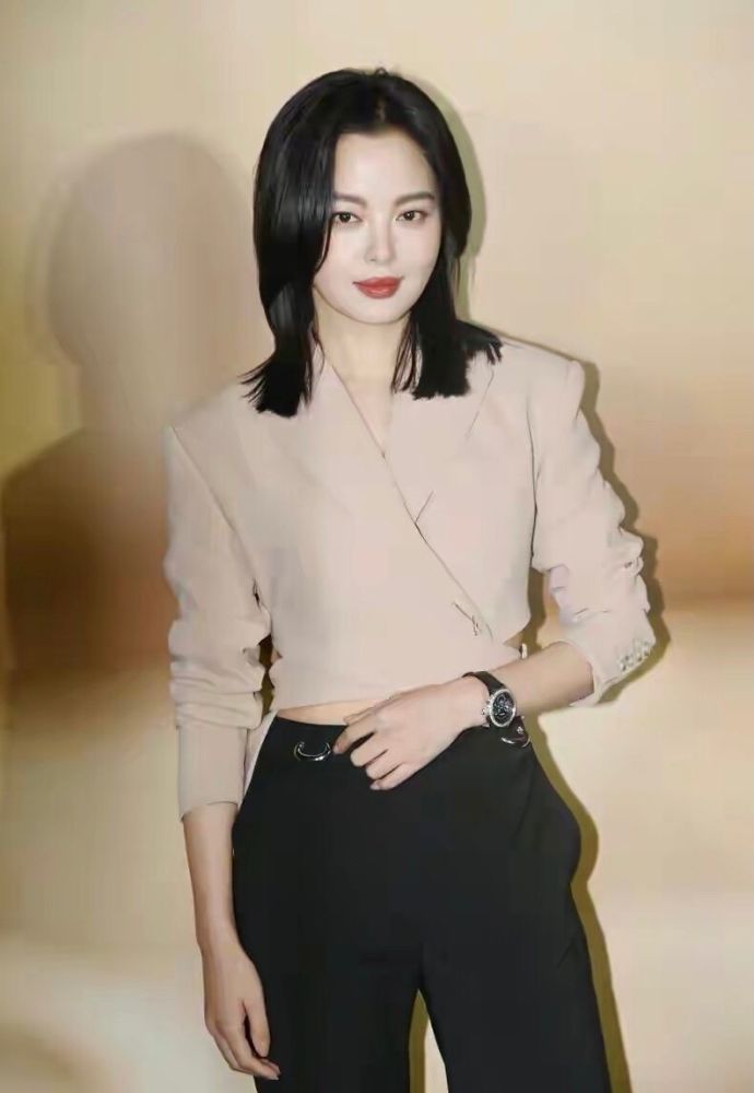 辛芷蕾瘦下来真惊艳,大长腿配黑丝很抢眼,头发凌乱看着更有韵味
