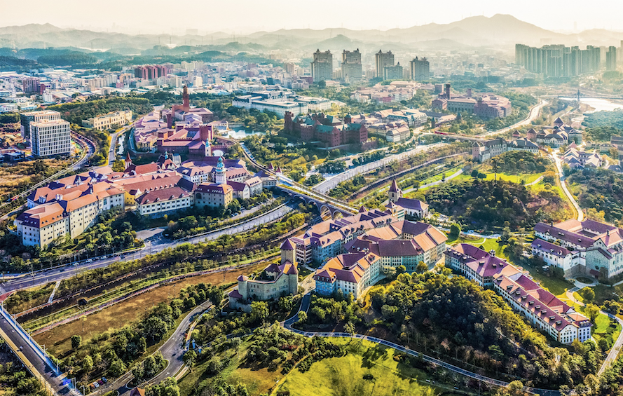 松山湖基地还建有华为大学,可以为全球新入职员工提供上岗培训,管理