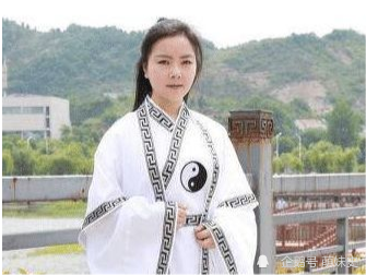 23岁女道士自称:将于9月9日得道飞升,十万百姓前来又