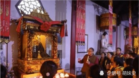 师太圆寂三年头发长出了一寸多,而且手势也发生了变化,成了她往日为