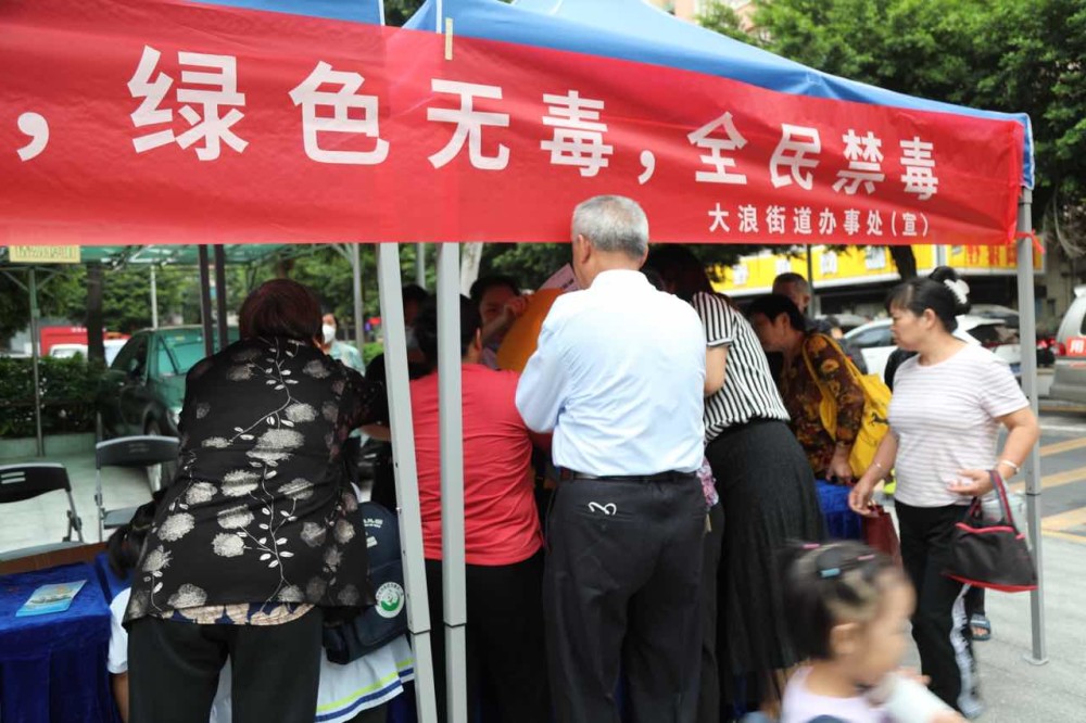 警示横幅标语,展出禁毒宣传教育海报等方式提高社区居民的感性认识,还