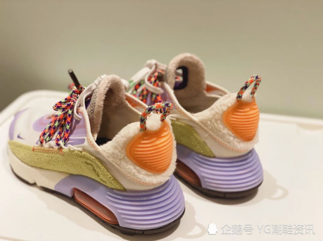 除基础白色鞋带外附赠一条彩色鞋带与鞋后拉,手呼应把奶呼呼的气质又