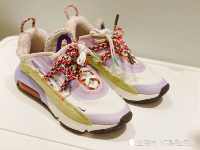 除基础白色鞋带外附赠一条彩色鞋带与鞋后拉,手呼应把奶呼呼的气质又
