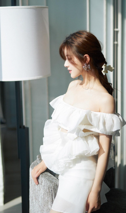 赵露思穿礼服都这么可爱娃娃抹胸裙配麻花辫阳光下温柔又靓丽