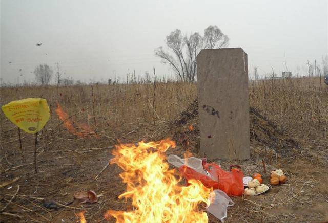 各地风俗不一,但一年之中至少有四次祭祀烧纸的习俗:春节前需要去上坟