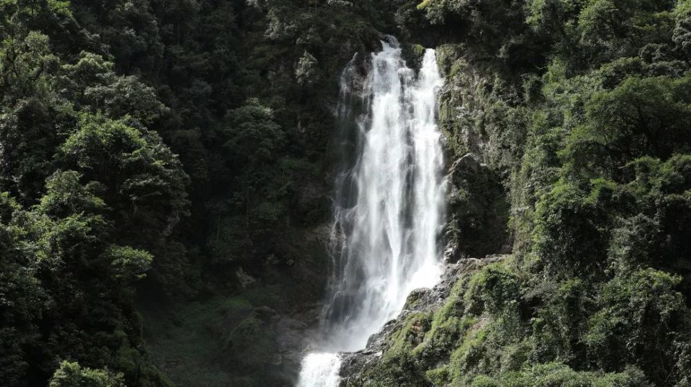 绿春县:探秘黄连山之茶卡河瀑布 无限风光在险峰