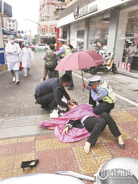 泉州一女子雨天骑行未戴头盔不慎摔得头破血流