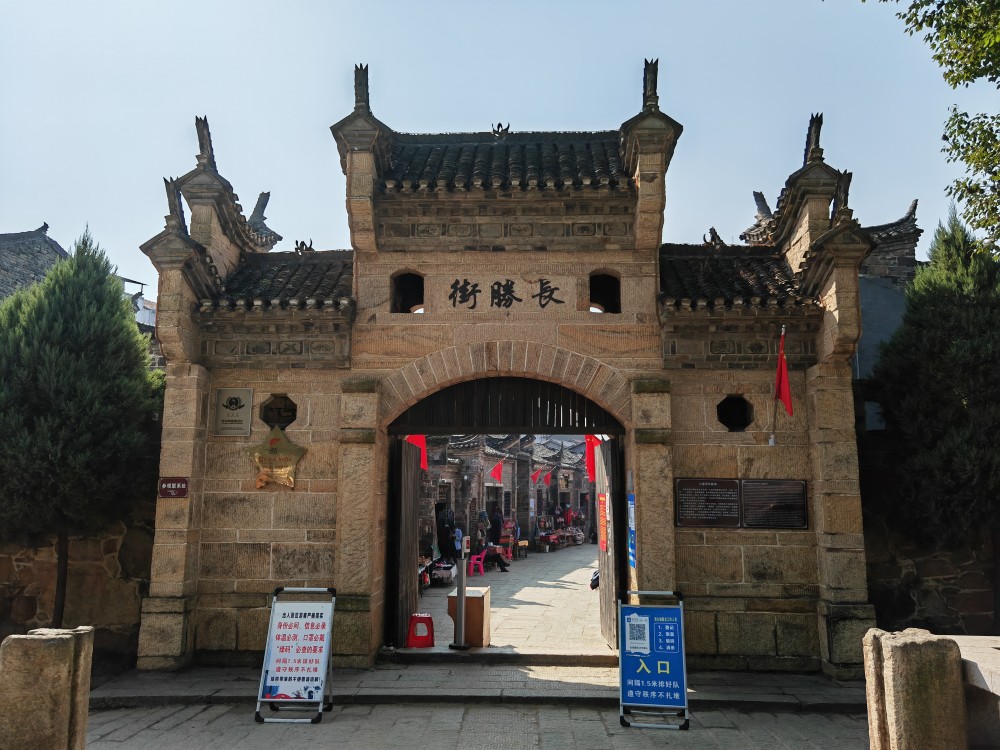 红安是全国一百个红色旅游景点,三十个重点红色旅游区,十二名精品红色