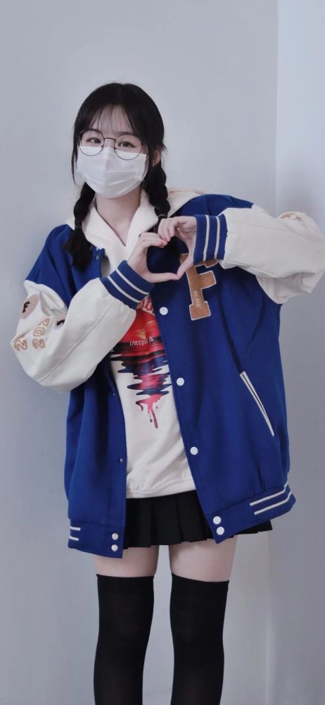 戴口罩的双马尾少女俏皮可爱