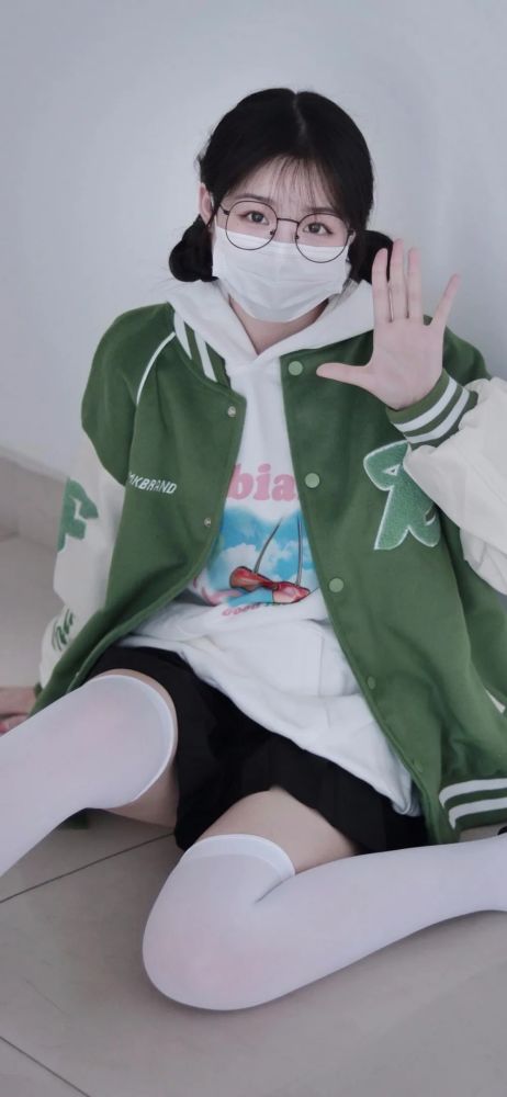 戴口罩的双马尾少女俏皮可爱
