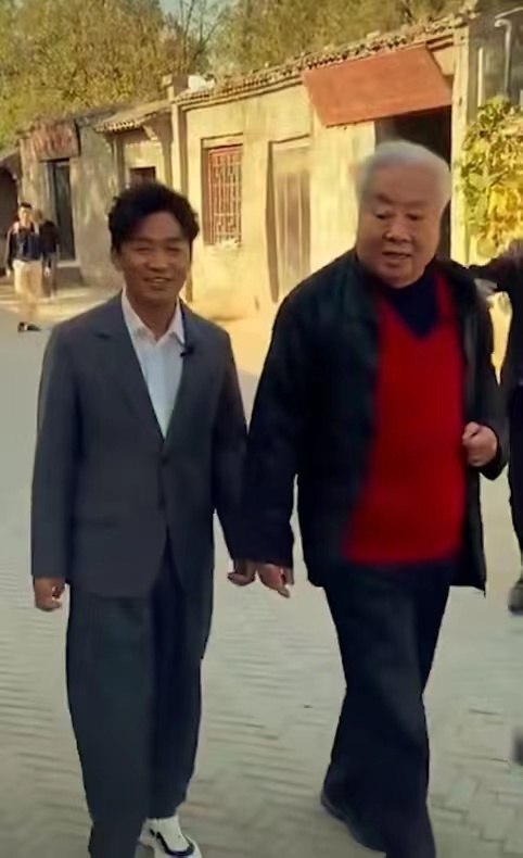 82岁演员朱龙广近况曝光,扮如来现身商演,因太像曾被