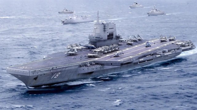 中国两型舰载机空中亮相国外媒体高度评价航母战斗力