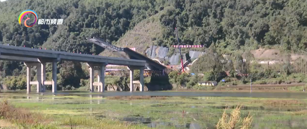 弥玉高速在建高架桥倾倒封闭道路11月4日恢复通行