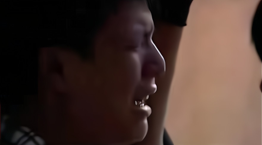 只见房门打开后,肖玉华坐在地上,痛哭流涕,嚎啕大哭.