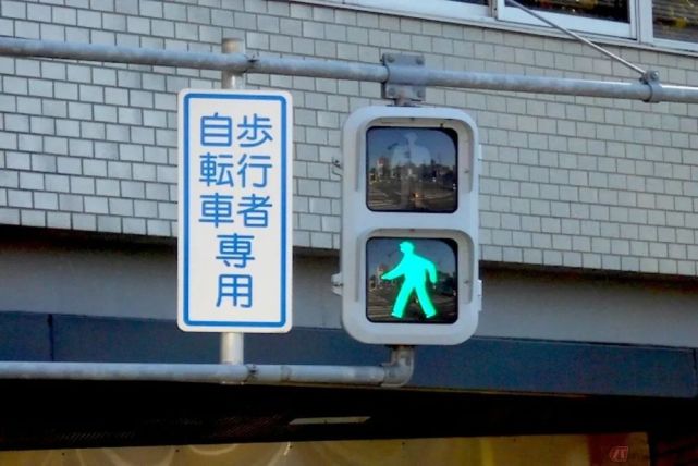 到了1930年,日本首次使用交通信号灯.