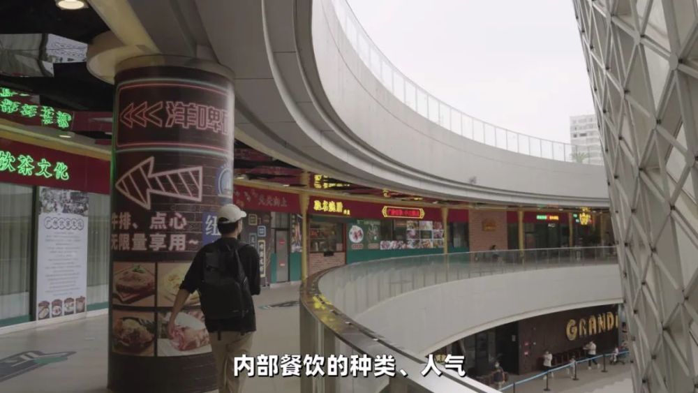 世博源是世博轴改建而成的综合性购物中心,商场连地下一层在内共三层.