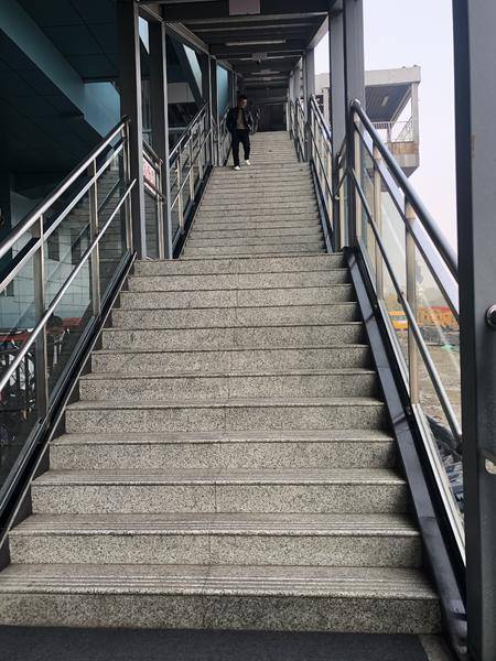 西安地铁3号线桃花潭站a口扶梯拆除约两月老人爬63个台阶有点累